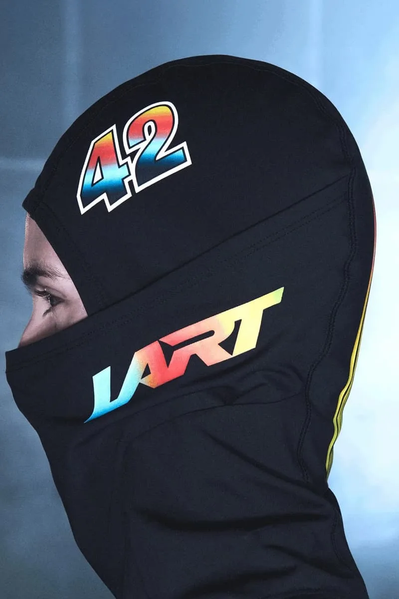 Homme avec cagoule noire, numéros colorés et logo ART