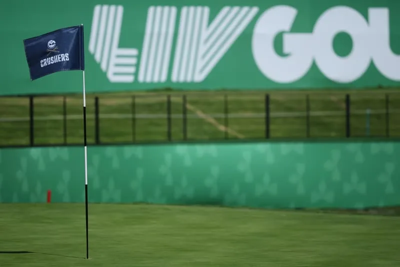 Drapeau de golf sur un parcours avec fond LIV Golf.