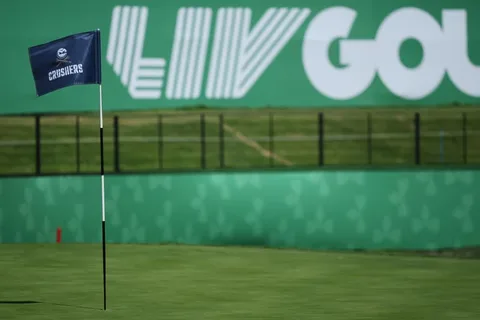 Drapeau de golf sur un parcours avec fond LIV Golf.