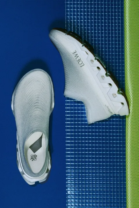 Chaussures blanches sur fond bleu et vert, design moderne et texturé.
