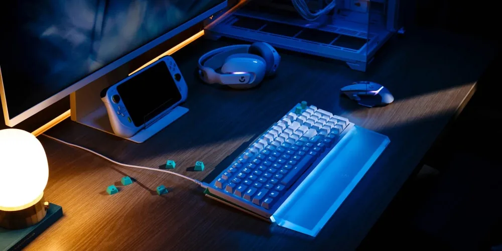 Bureau avec clavier illuminé et casque.
