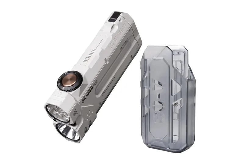 Lampe de poche blanche avec support en plastique translucide.