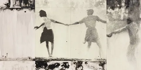 Deux silhouettes se tenant la main, image en noir et blanc avec effets artistiques.