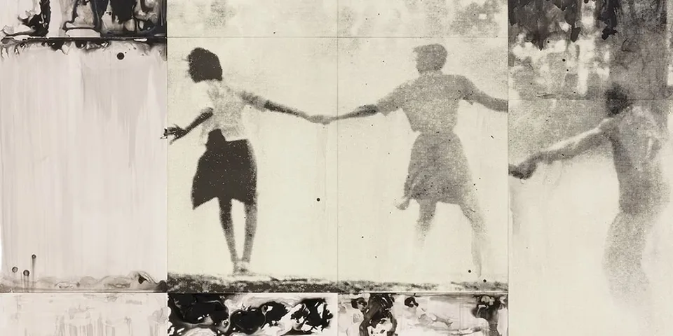 Deux silhouettes se tenant la main, image en noir et blanc avec effets artistiques.