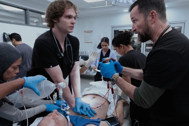 Médecins effectuant une réanimation sur un patient à l'hôpital.