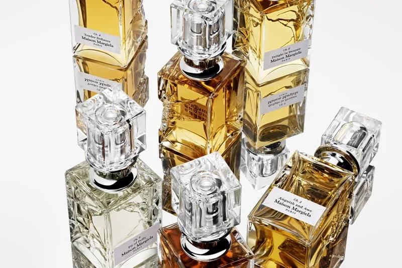 Flacons de parfum élégants sur fond blanc