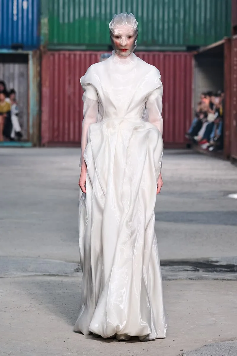 Collection Maison Margiela FW26 à la Shanghai Fashion Week par Glenn Martens : Maison Margiela FW26 apporte un marché aux puces parisien dans un chantier naval de Shanghai, prêt-à-porter artisanal