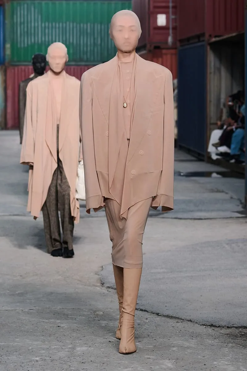 Collection Maison Margiela FW26 à la Shanghai Fashion Week par Glenn Martens : Maison Margiela FW26 apporte un marché aux puces parisien dans un chantier naval de Shanghai, prêt-à-porter artisanal