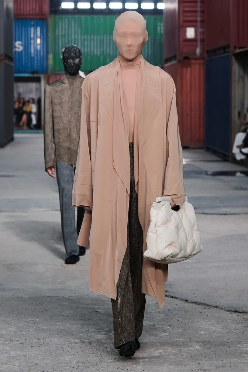 Collection Maison Margiela FW26 à la Shanghai Fashion Week par Glenn Martens : Maison Margiela FW26 apporte un marché aux puces parisien dans un chantier naval de Shanghai, prêt-à-porter artisanal