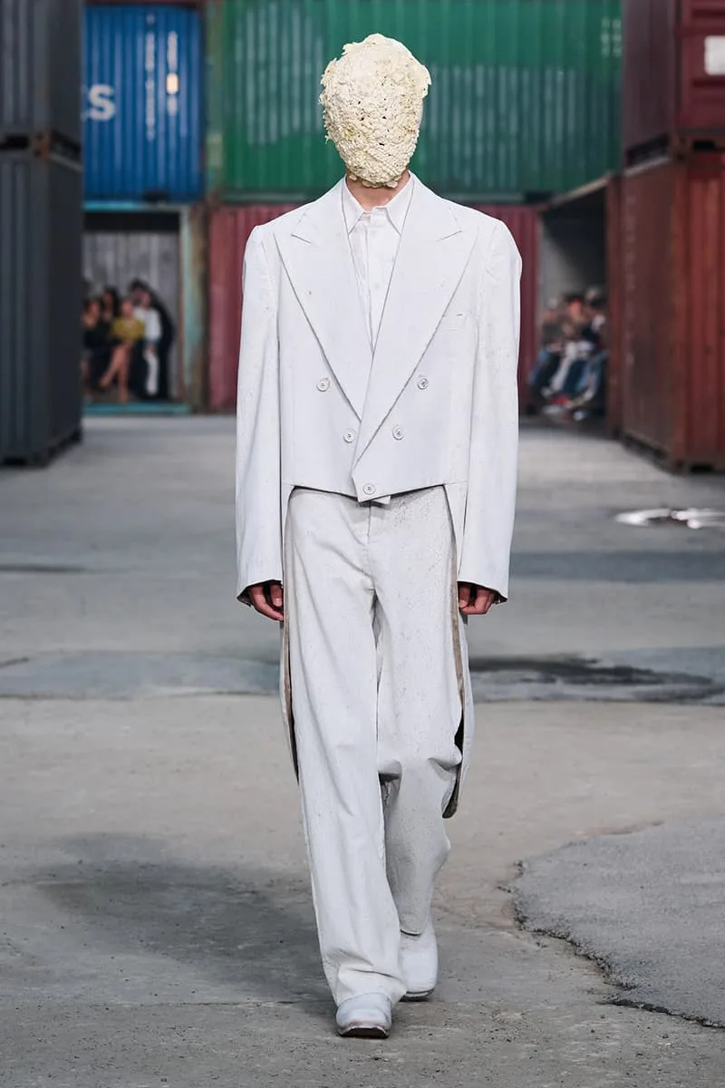 Collection Maison Margiela FW26 à la Shanghai Fashion Week par Glenn Martens : Maison Margiela FW26 apporte un marché aux puces parisien dans un chantier naval de Shanghai, prêt-à-porter artisanal