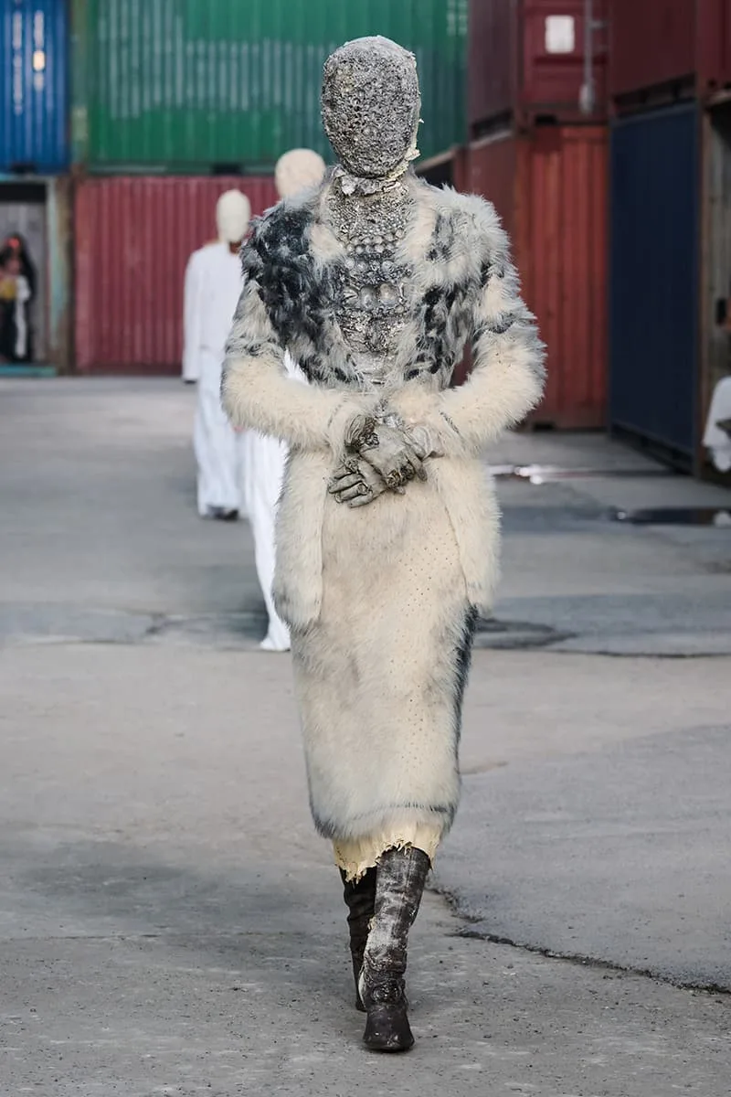 Collection Maison Margiela FW26 à la Shanghai Fashion Week par Glenn Martens : Maison Margiela FW26 apporte un marché aux puces parisien dans un chantier naval de Shanghai, prêt-à-porter artisanal