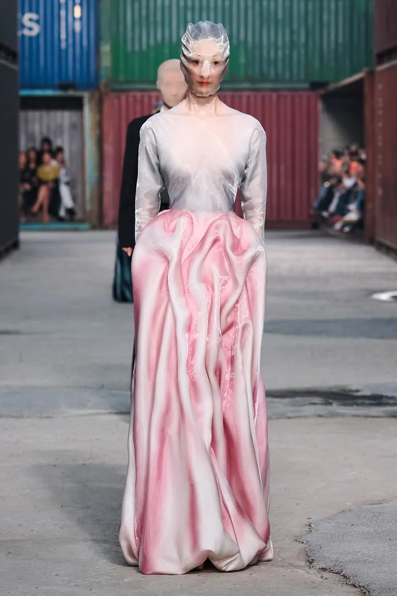 Collection Maison Margiela FW26 à la Shanghai Fashion Week par Glenn Martens : Maison Margiela FW26 apporte un marché aux puces parisien dans un chantier naval de Shanghai, prêt-à-porter artisanal