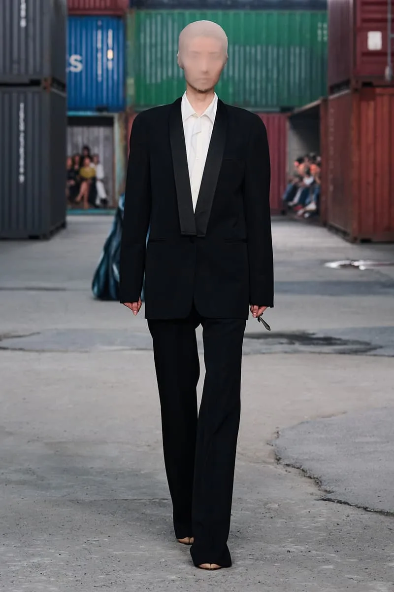 Collection Maison Margiela FW26 à la Shanghai Fashion Week par Glenn Martens : Maison Margiela FW26 apporte un marché aux puces parisien dans un chantier naval de Shanghai, prêt-à-porter artisanal