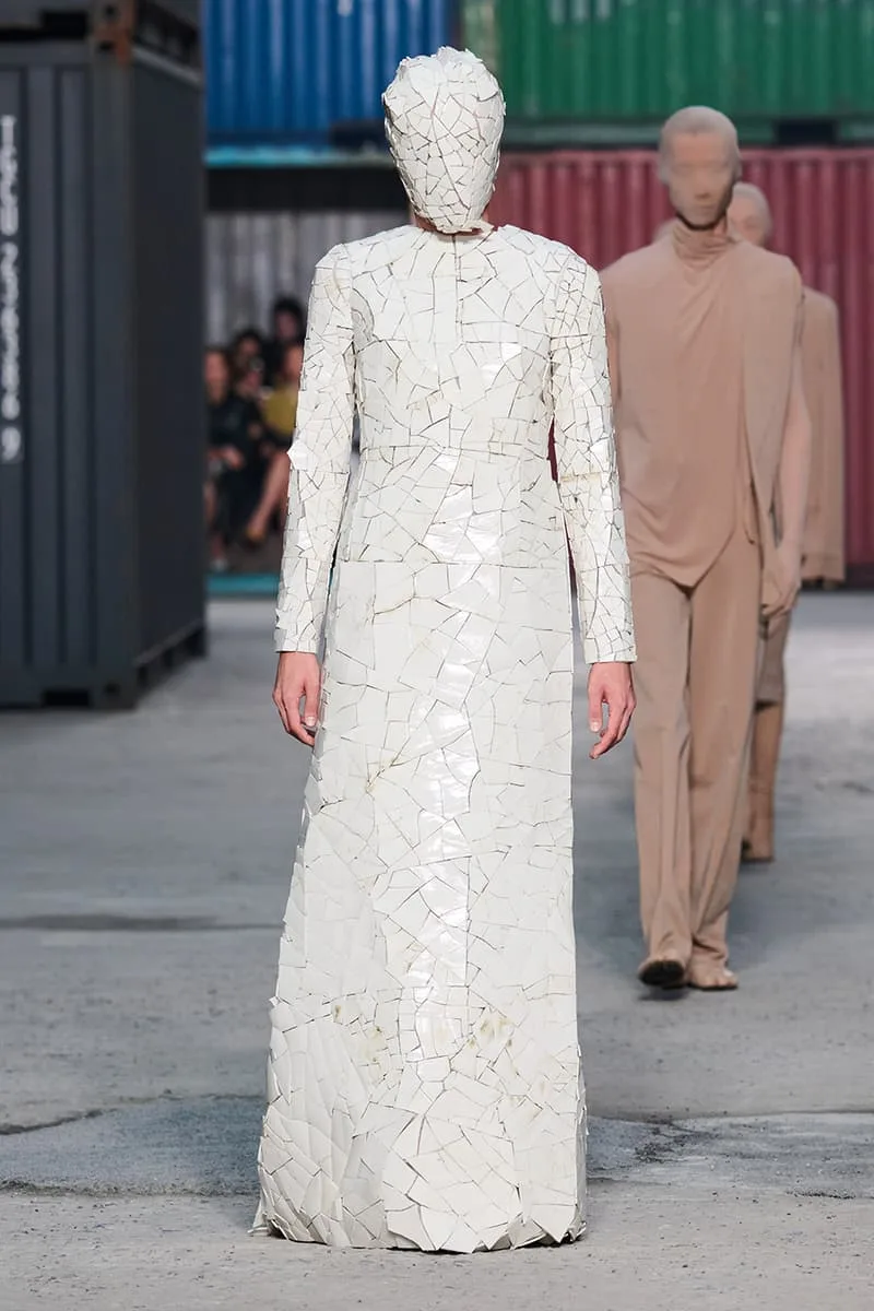 Collection Maison Margiela FW26 à la Shanghai Fashion Week par Glenn Martens : Maison Margiela FW26 apporte un marché aux puces parisien dans un chantier naval de Shanghai, prêt-à-porter artisanal