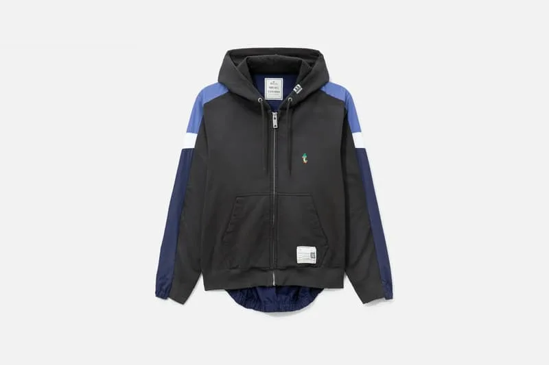 Veste à capuche noire avec détails bleus et étiquette frontale.