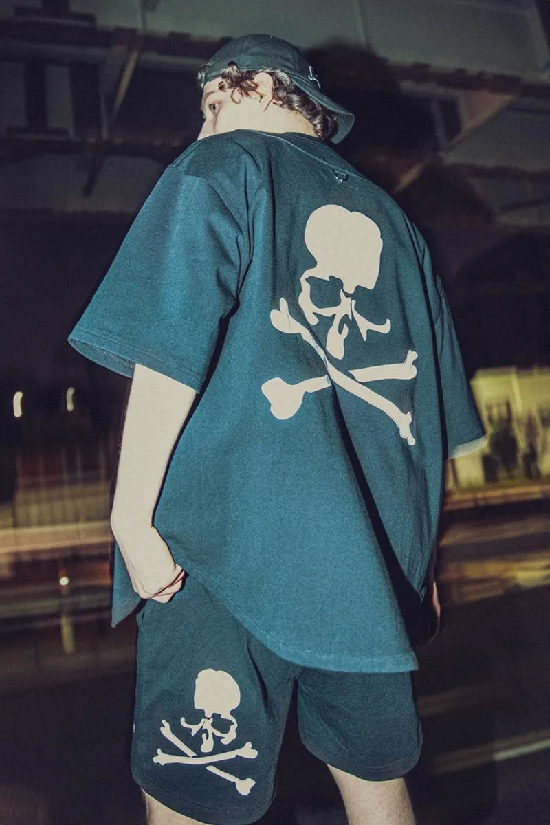 Homme en tenue sombre avec motif tête de mort, de nuit.