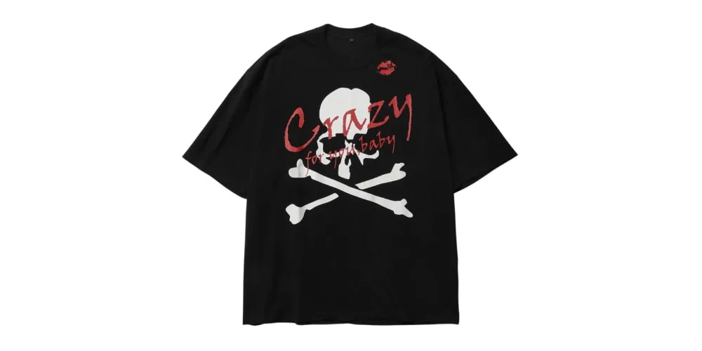 T-shirt noir avec crâne et os, texte 'Crazy' en rouge.