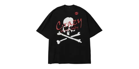 T-shirt noir avec crâne et os, texte 'Crazy' en rouge.