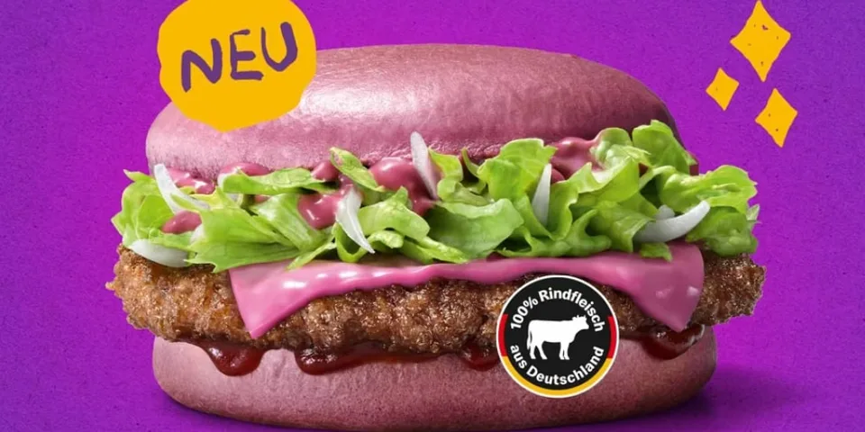 Burger avec pain violet, laitue, sauce et autocollant bœuf, fond violet
