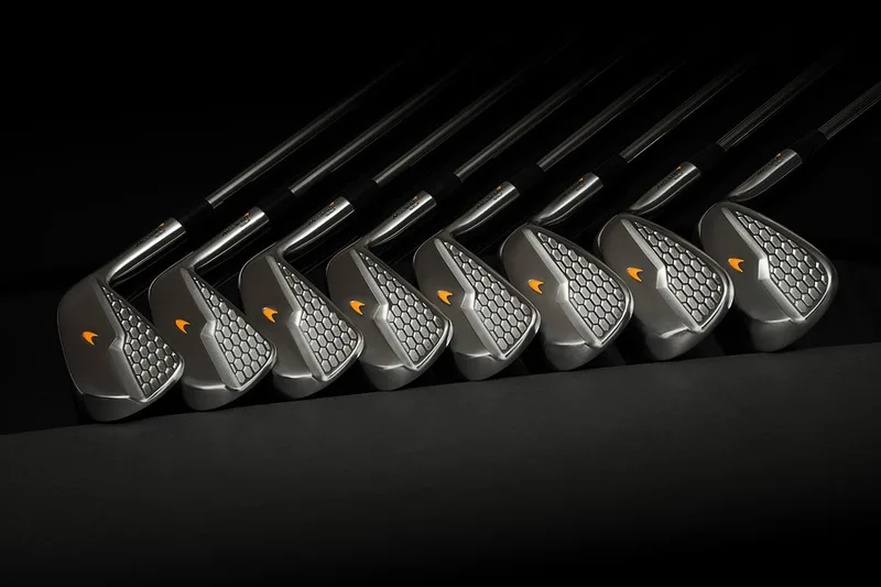 Ensemble de huit clubs de golf modernes avec motifs sur les têtes.
