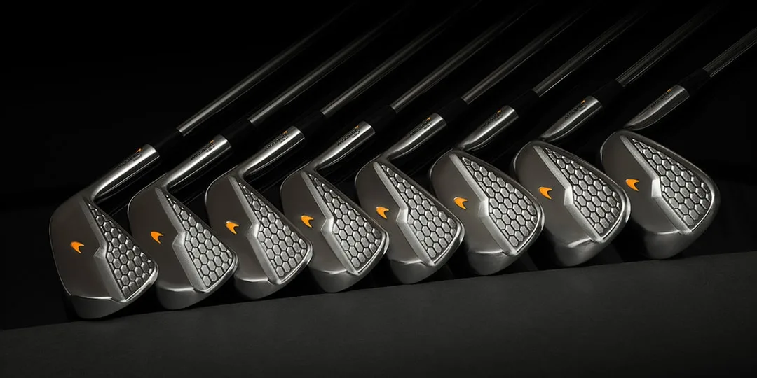 Clubs de golf alignés avec design moderne en nid d'abeille.