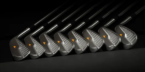 Clubs de golf alignés avec design moderne en nid d'abeille.