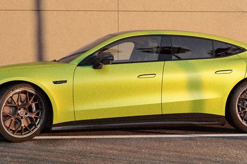 Voiture électrique sport vert lime garée devant un mur beige