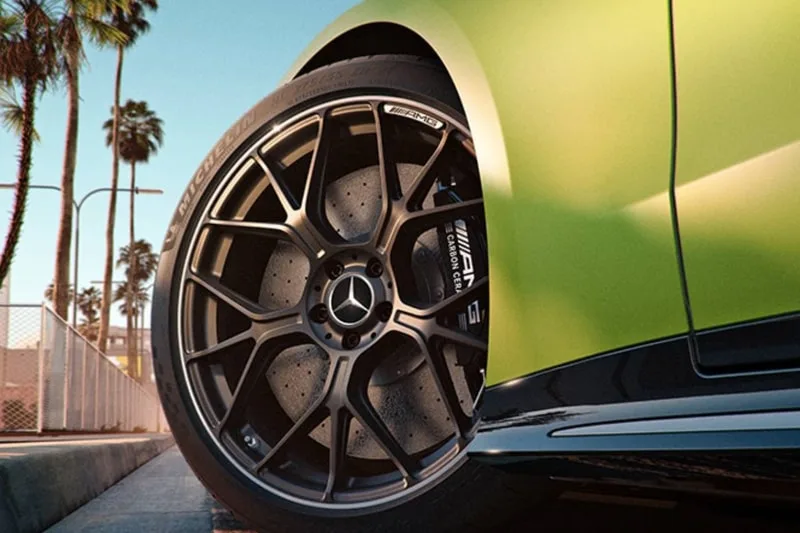 Gros plan sur une roue de voiture Mercedes-AMG verte.