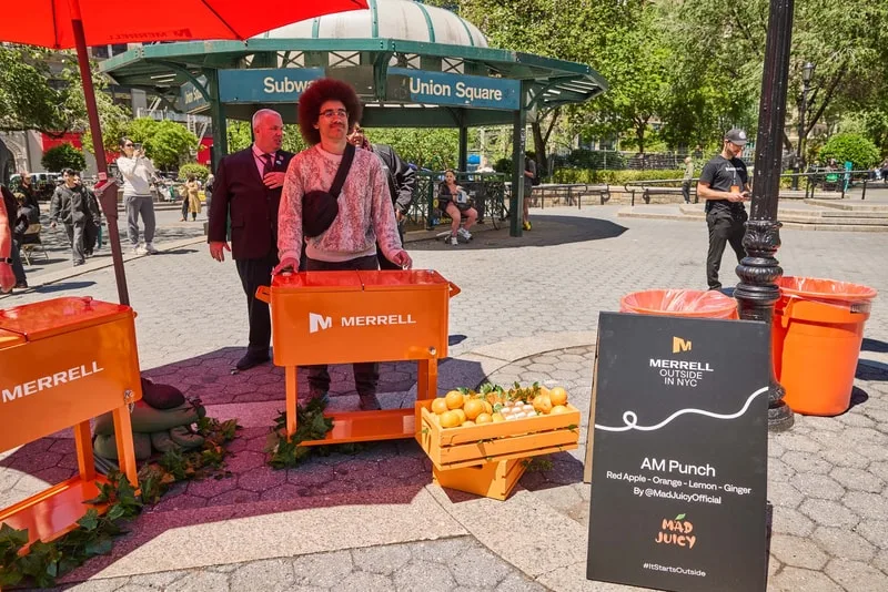 Personne vendant boisson avec charrettes et pancarte à Union Square.