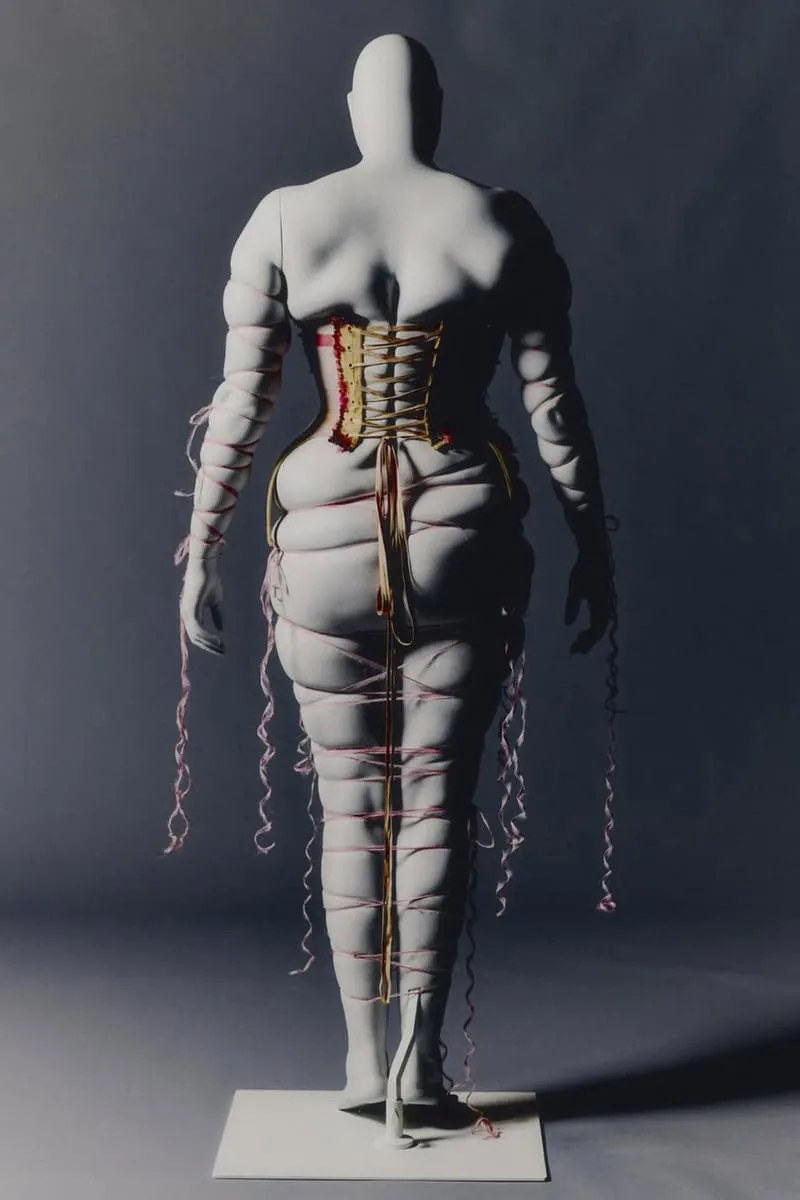 Personnage avec corset et rubans colorés, de dos.