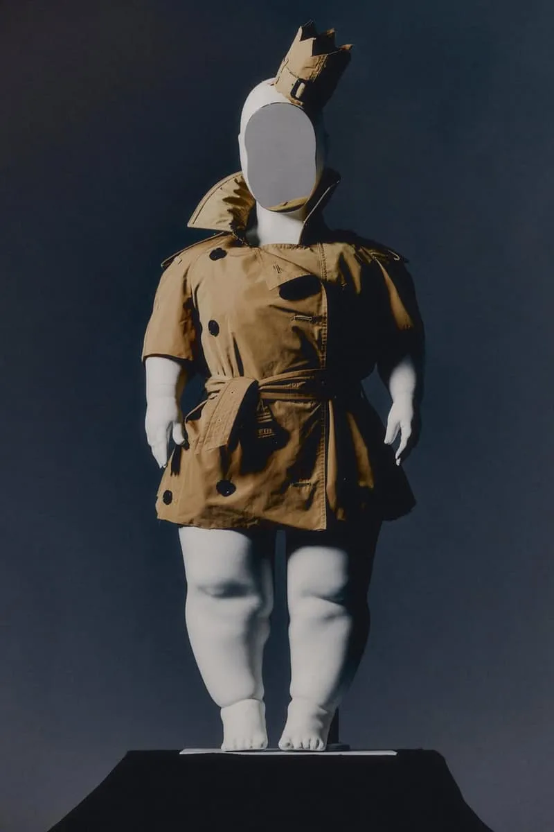 Statue blanche avec robe beige et couronne
