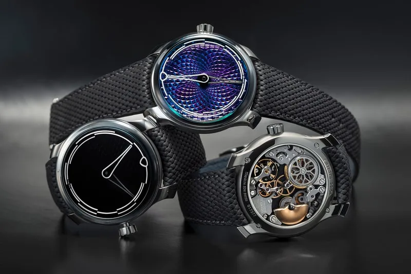 Trois montres modernes avec des cadrans complexes et un bracelet noir texturé.