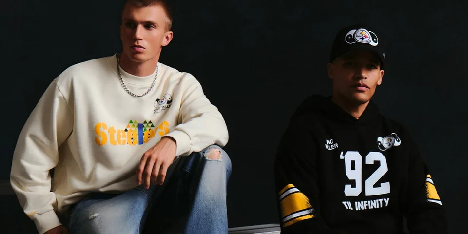 Deux hommes posent en sweatshirts et casquette.