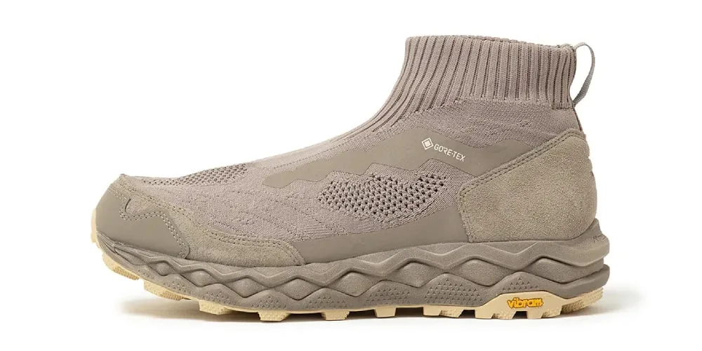 Chaussure montante beige avec semelle Vibram et Gore-Tex.