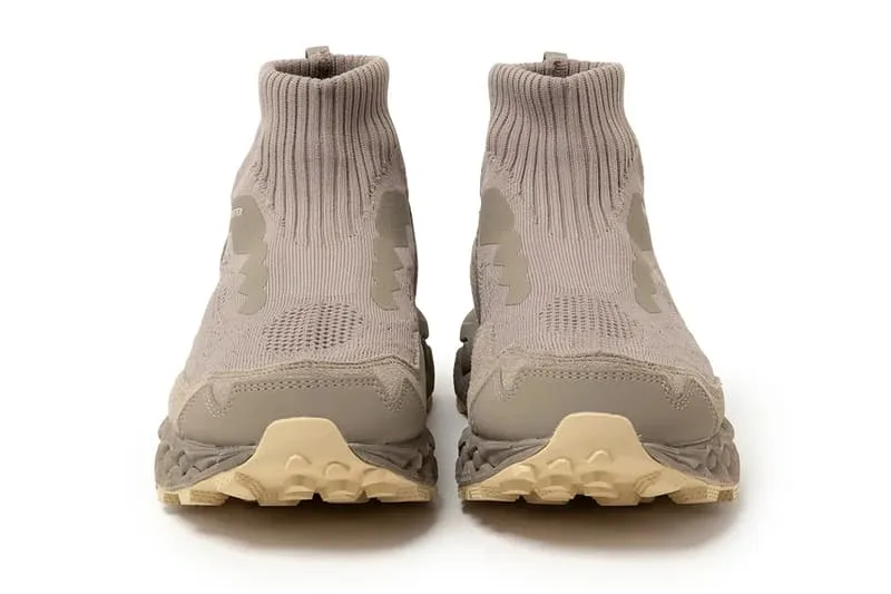 Chaussures montantes beige et marron avec semelles texturées.