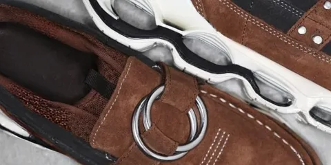 Chaussures marron avec boucles et semelles blanches