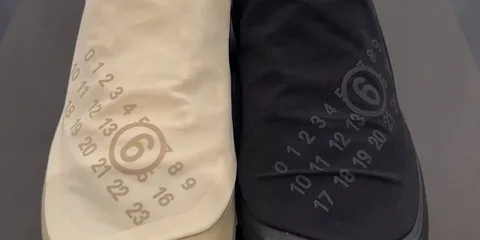 Deux chaussures avec des chiffres en cercles imprimés.