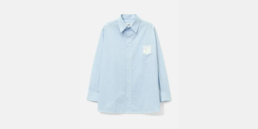 Chemise bleue avec poche boutonnée à l'avant