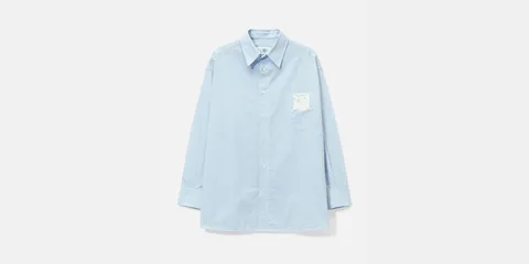 Chemise bleue avec poche boutonnée à l'avant