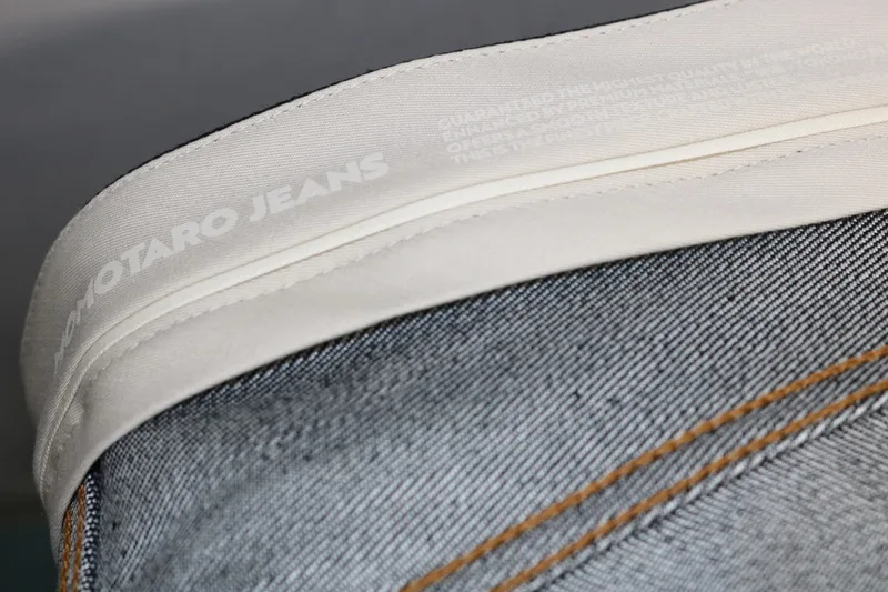 Jean avec étiquette 'MOTARO JEANS'.