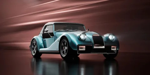 Voiture classique bleue en mouvement sur fond flou marron.