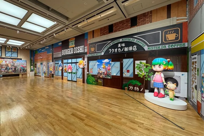 Intérieur coloré d'une galerie avec sculptures et enseignes de magasins.