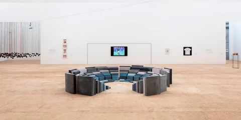 Installation artistique avec sièges circulaires et œuvres murales