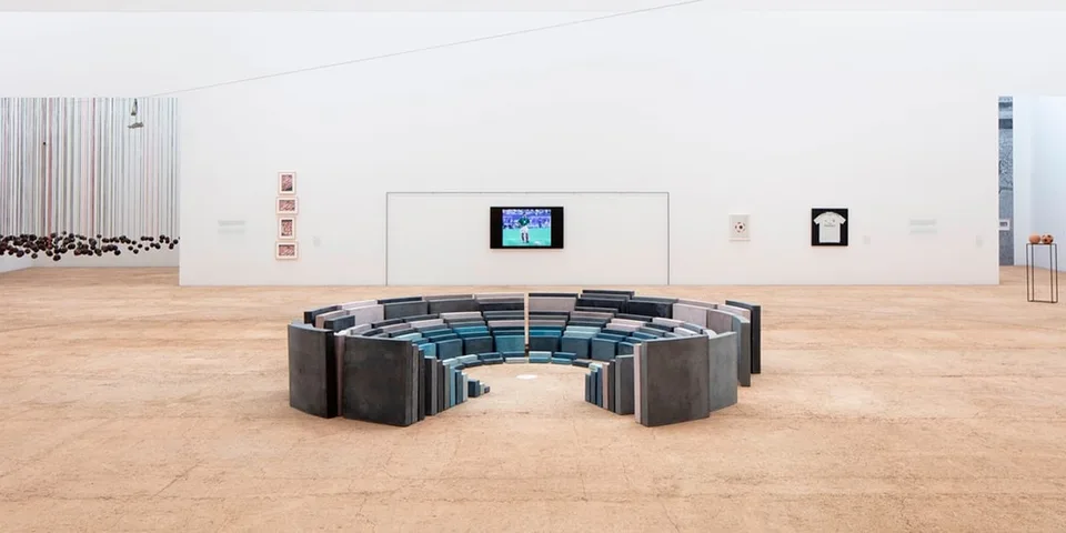 Installation artistique avec sièges circulaires et œuvres murales