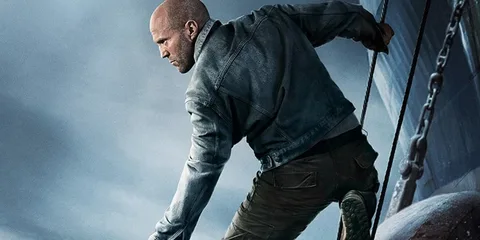 Homme en blouson sur une corde, arrière-plan gris dramatique.