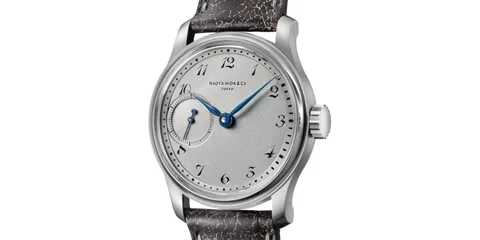 Montre-bracelet élégante avec cadran gris et aiguilles bleues.