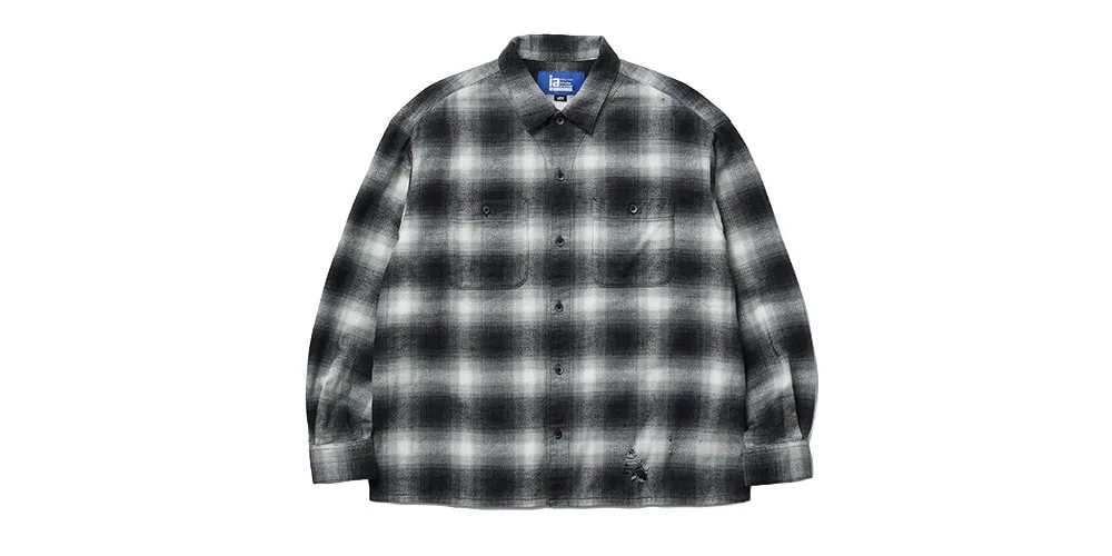 Chemise à carreaux noirs et blancs, manches longues.