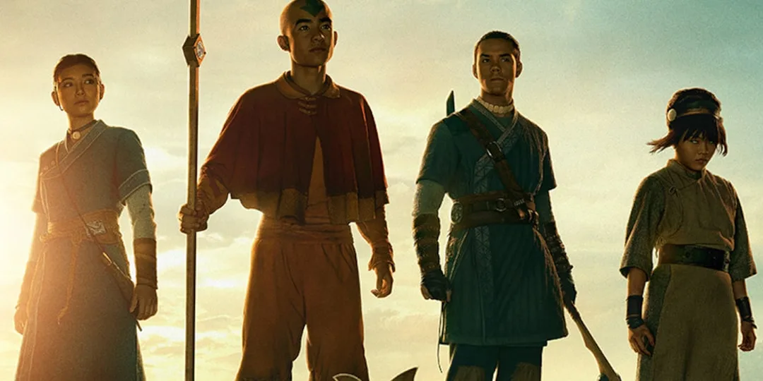 Quatre personnages debout avec des vêtements de style asiatique ancien.