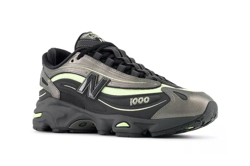 Chaussure de sport New Balance grise et noire avec détails verts