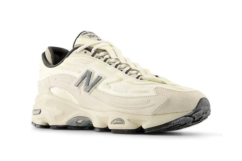 Chaussure New Balance beige avec logo 'N' sur le côté.